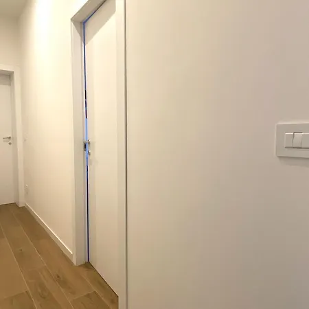 Πανσιόν Urban Nest Red Carpet 3*