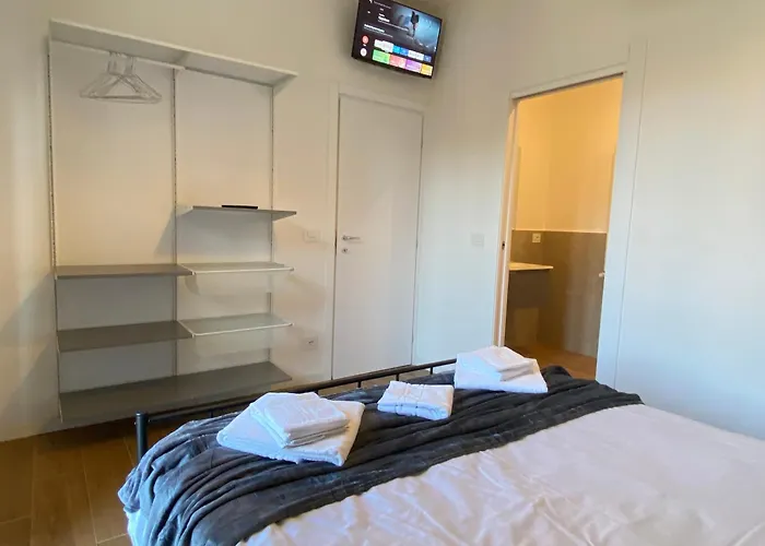 Urban Nest Red Carpet Guest house